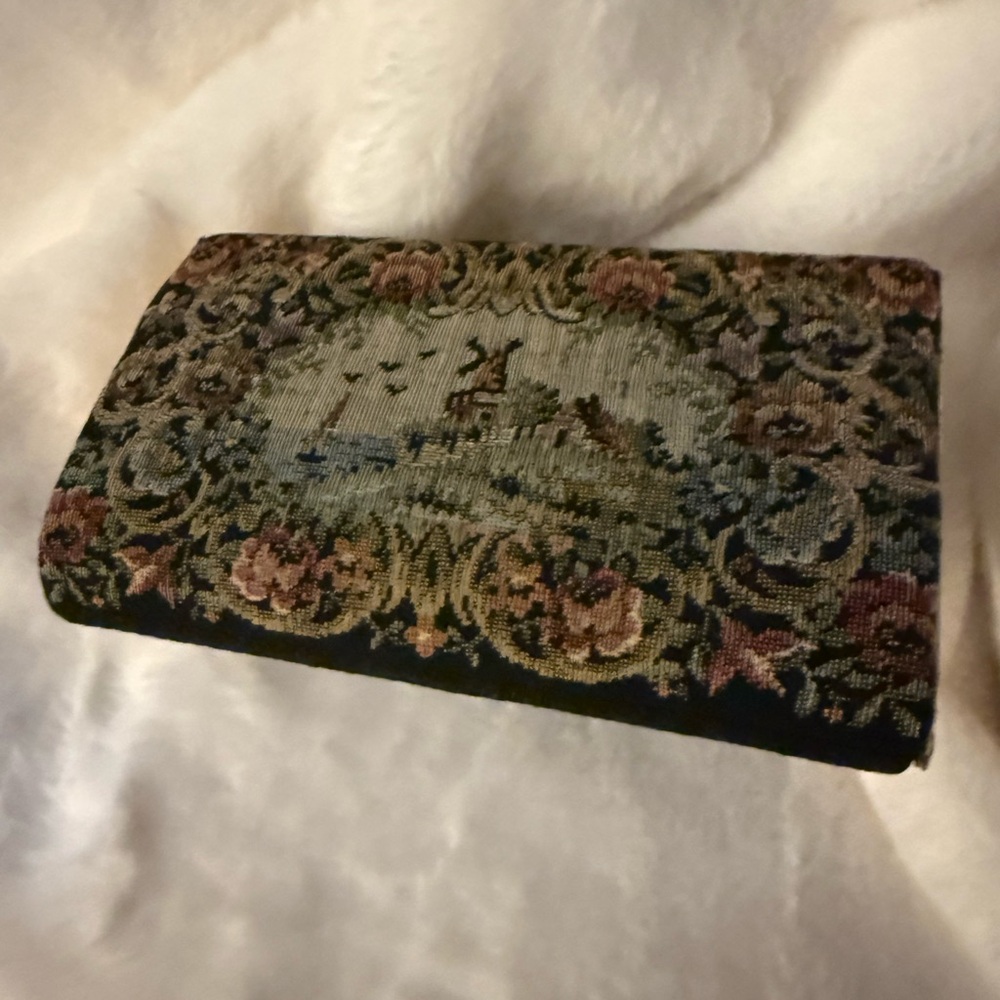 Rare Vintage Elegant Gold and Black Tapestry Clutch - Picture 6 of 8